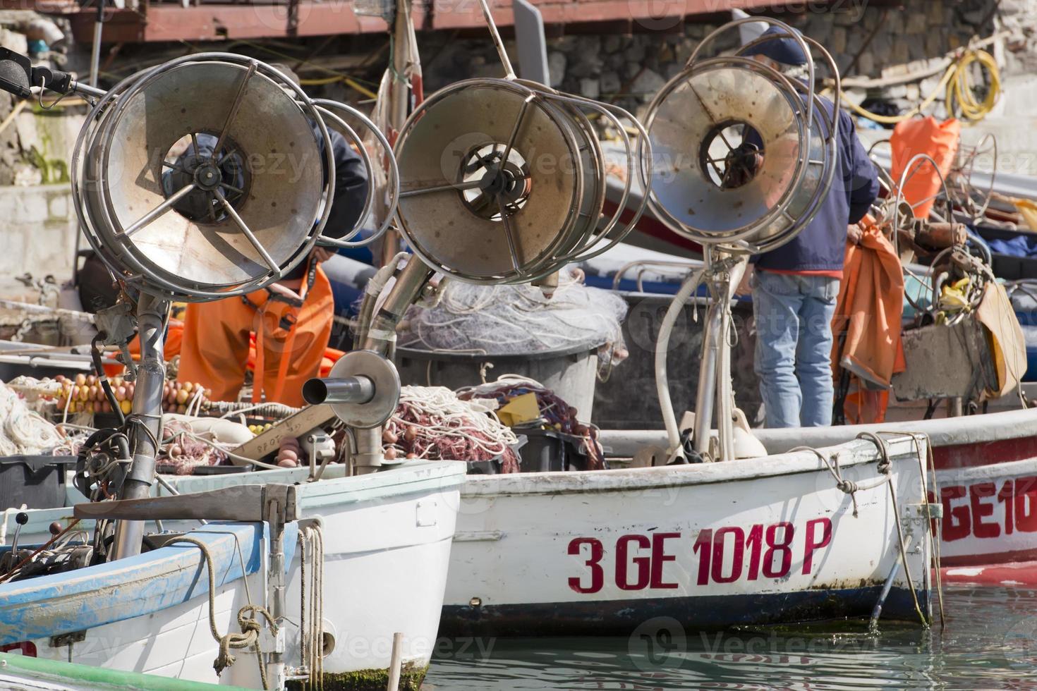 visvangst houten boot afmeren Bij de haven foto