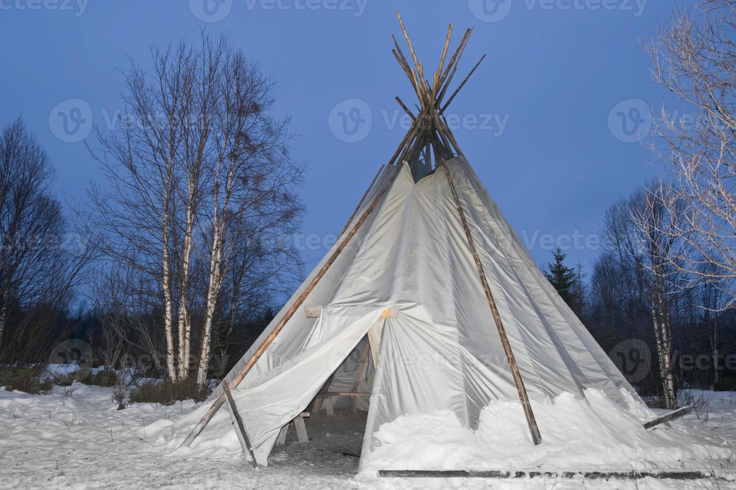 Tipi in de sneeuw achtergrond foto