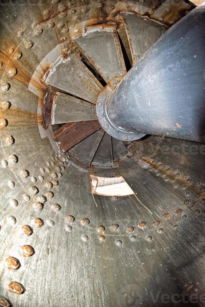 oud verroest vuurtoren kronkelend trap in Patagonië foto