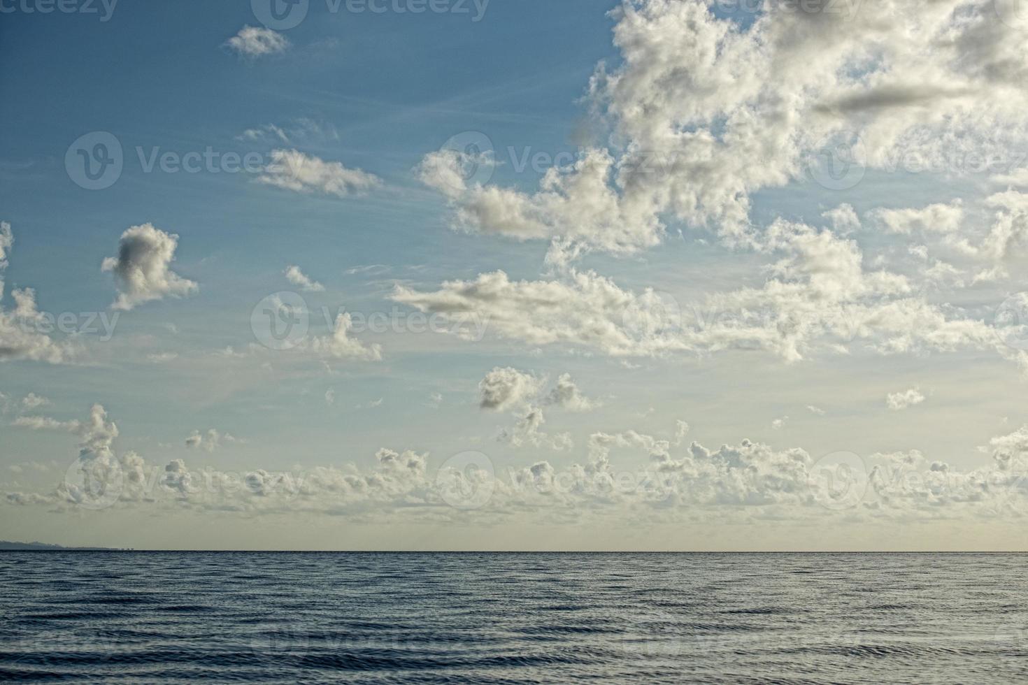 bewolkt lucht Aan turkoois tropisch paradijs zee foto