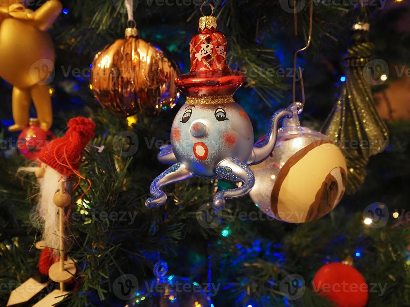 glas hand- gemaakt Kerstmis bal Aan Kerstmis boom detail vervagen lichten foto