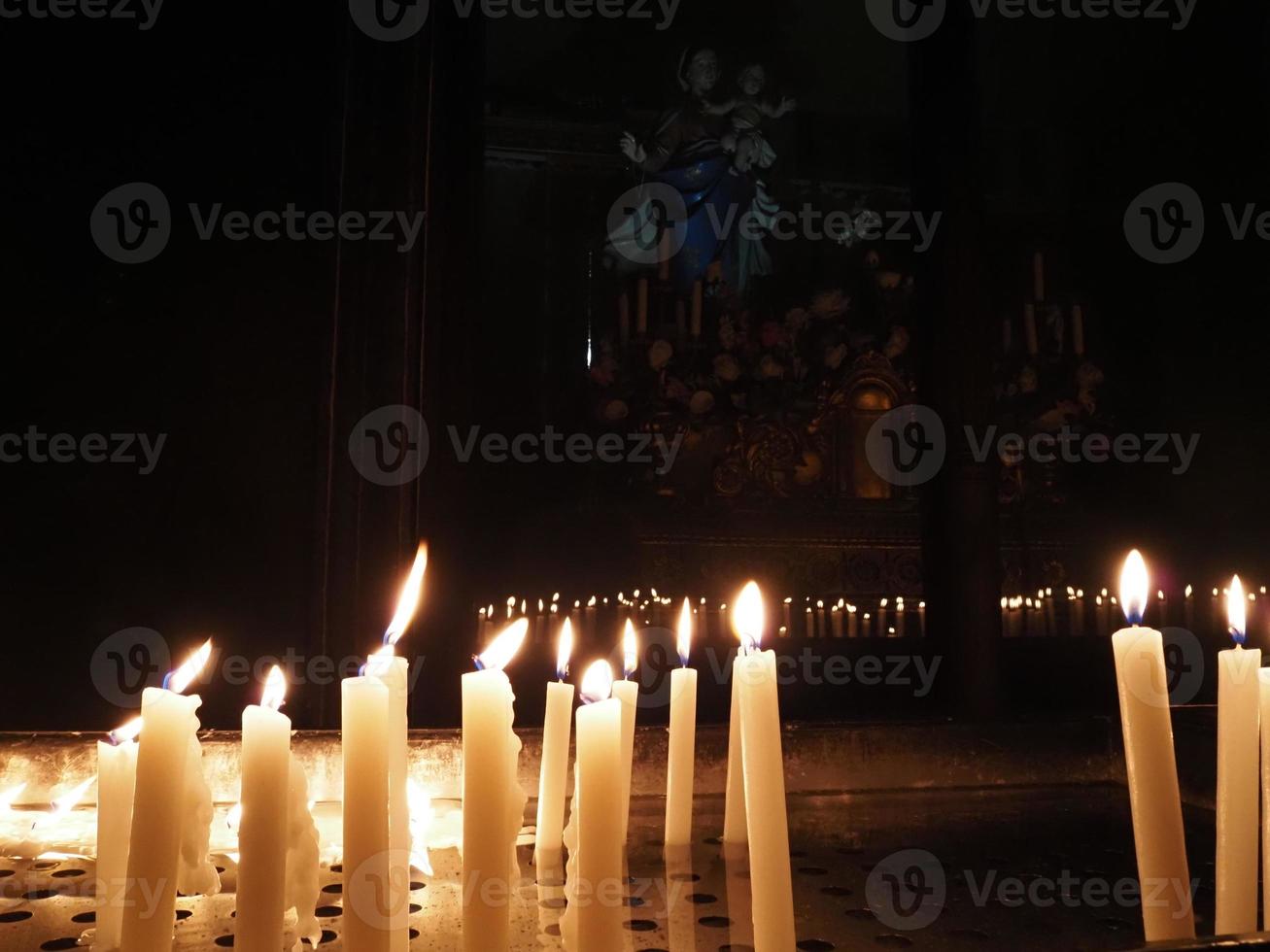 kerk votief kaarsen wit vlammen foto