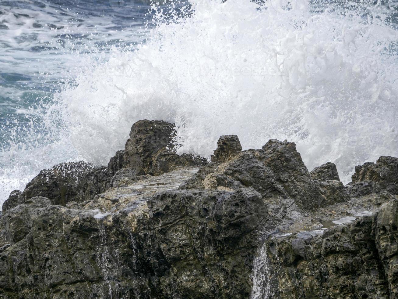 kliffen door de zee in Monterosso riomaggiore cinque terre pittoresk dorp foto