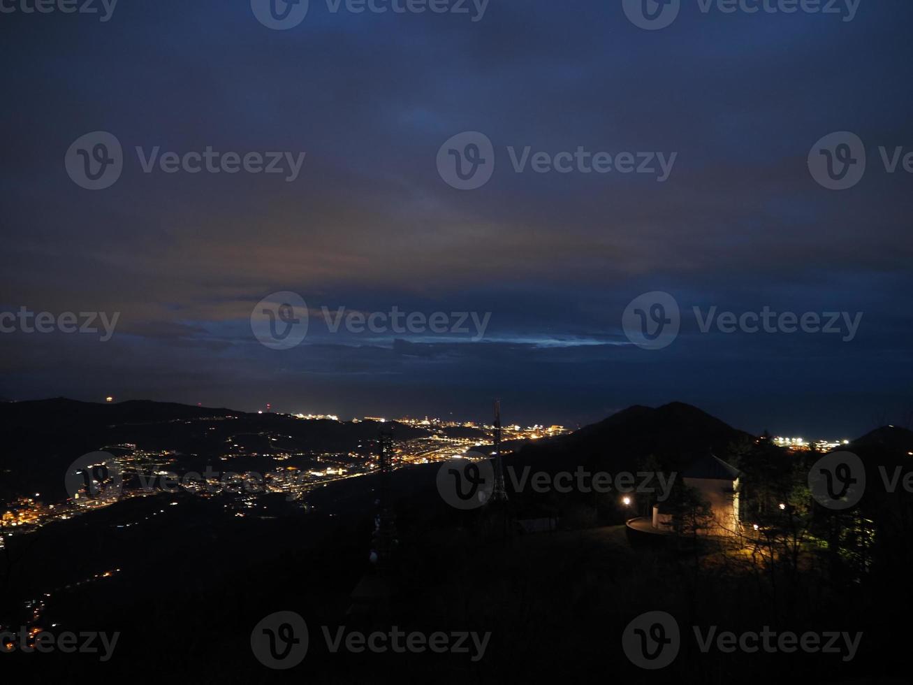 nacht panorama van Madonna della guardia votief aanbieden heiligdom Aan Genua berg heuvel foto