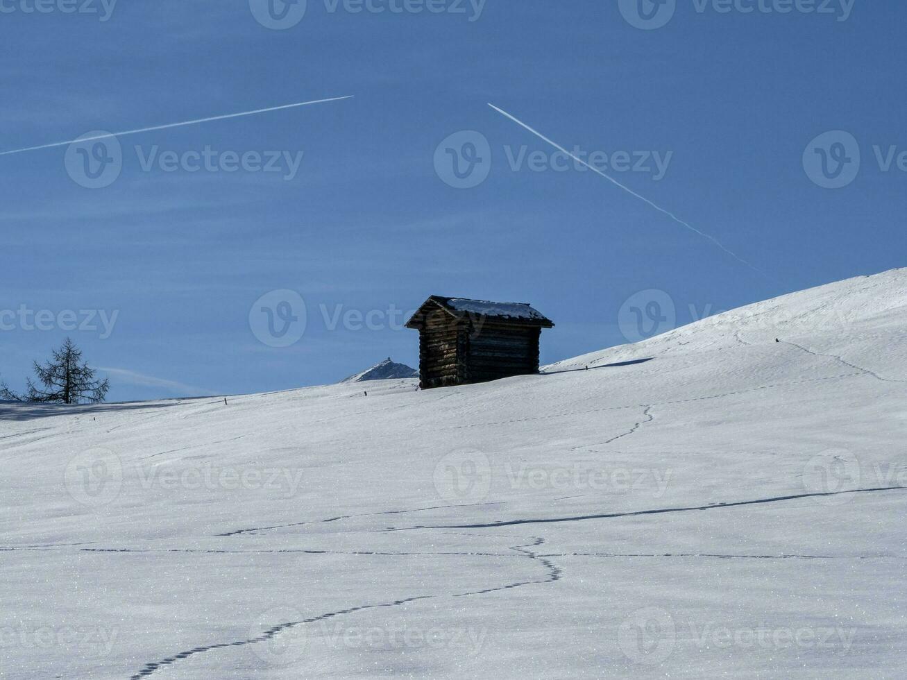 dolomieten sneeuw panorama houten hut val badia armentara foto