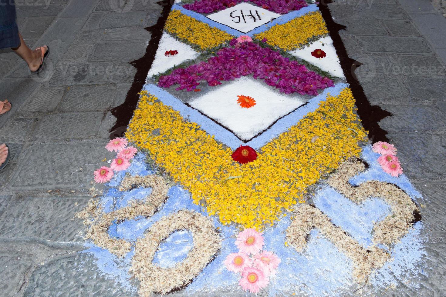 bloemblad en bloem tapijt voor corpus domini christi viering foto