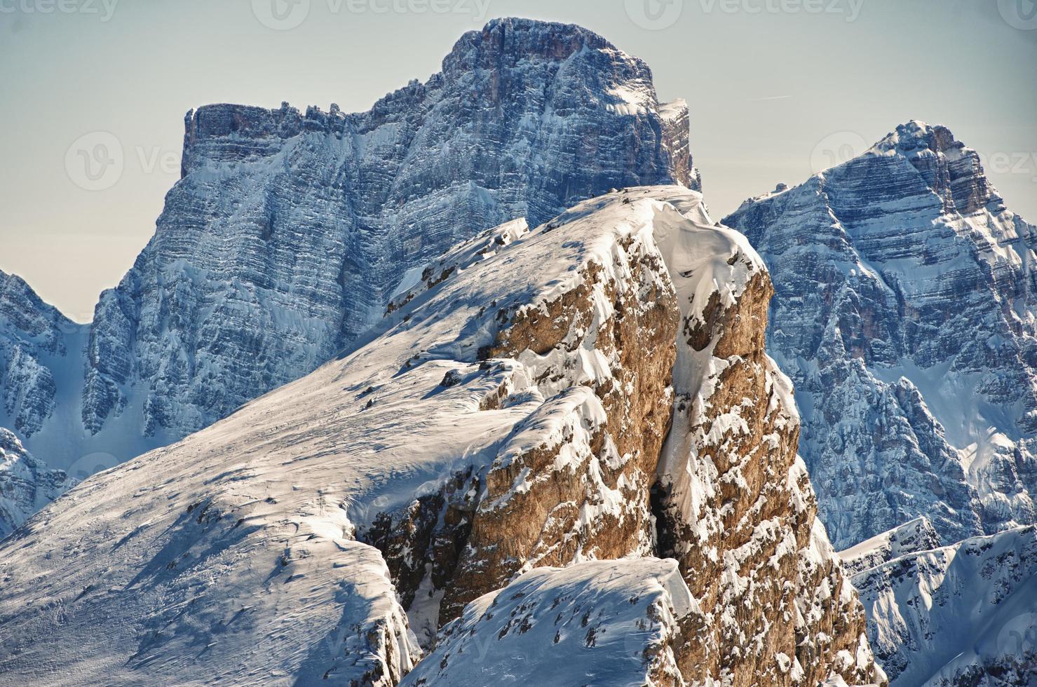 Dolomieten enorme panorama uitzicht in de wintersneeuw foto