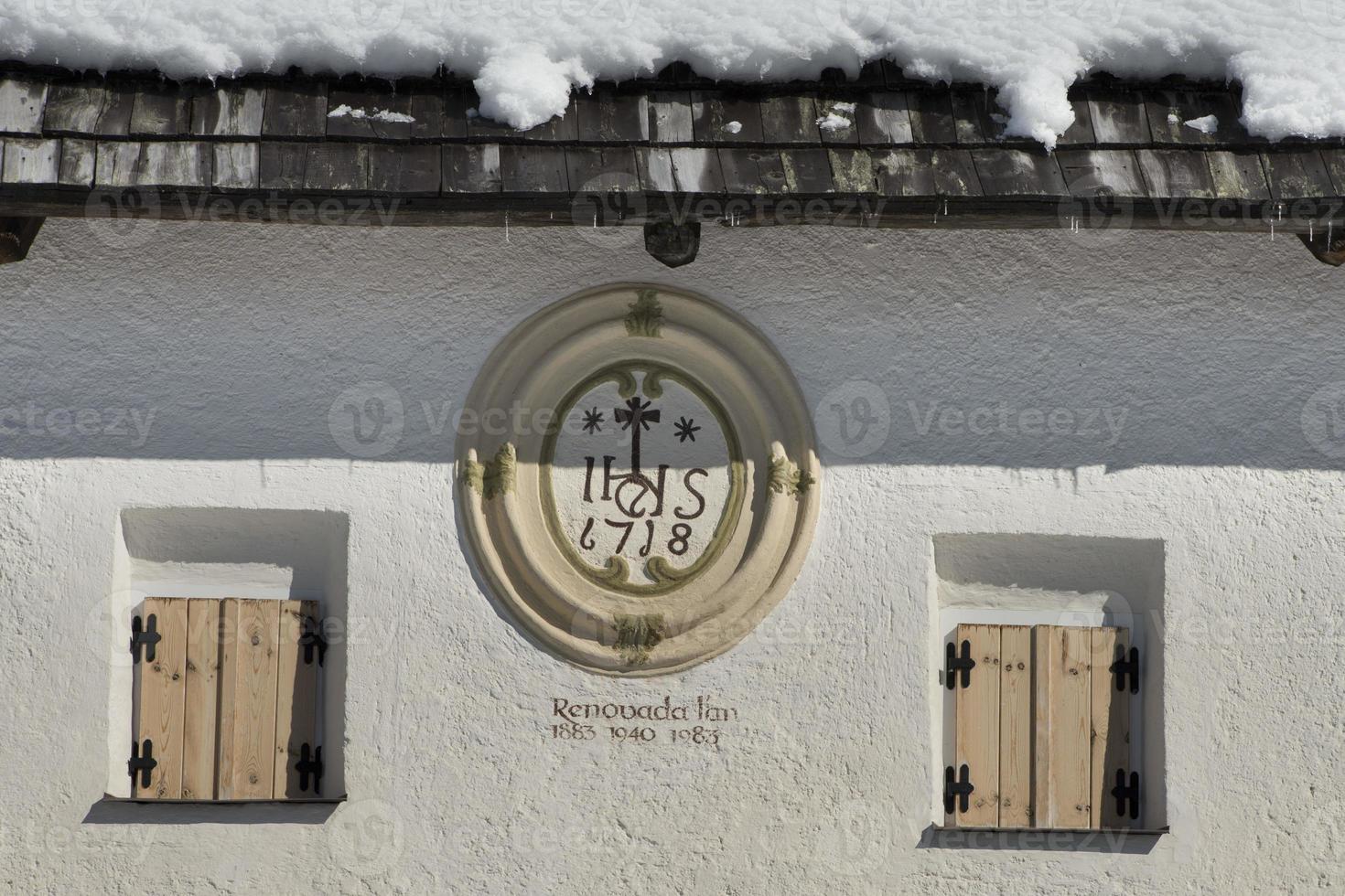 dolomieten oud 1718 huis in winter sneeuw tijd foto
