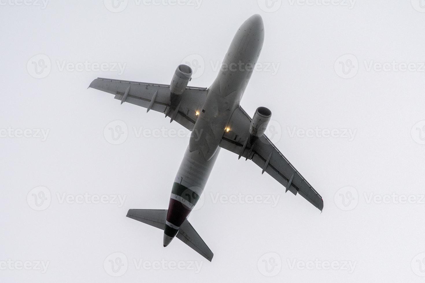 vliegtuig draaien voordat landen geïsoleerd Aan wit foto