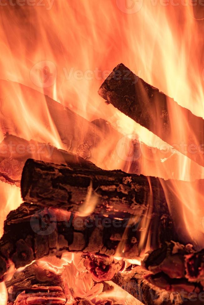 vlammen Aan hout in brand kamp foto