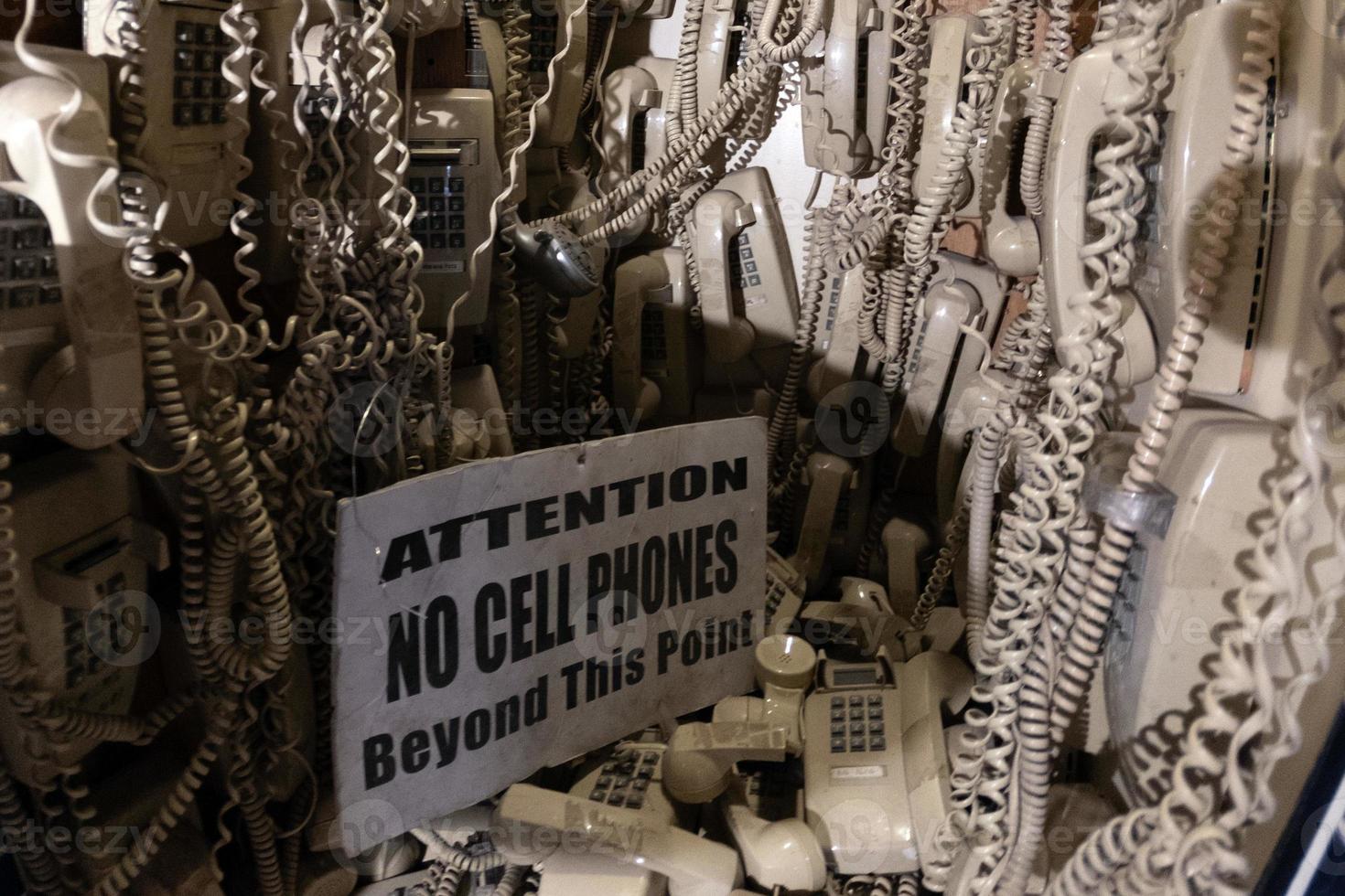 oud kabel telefoons hangende van de muur foto