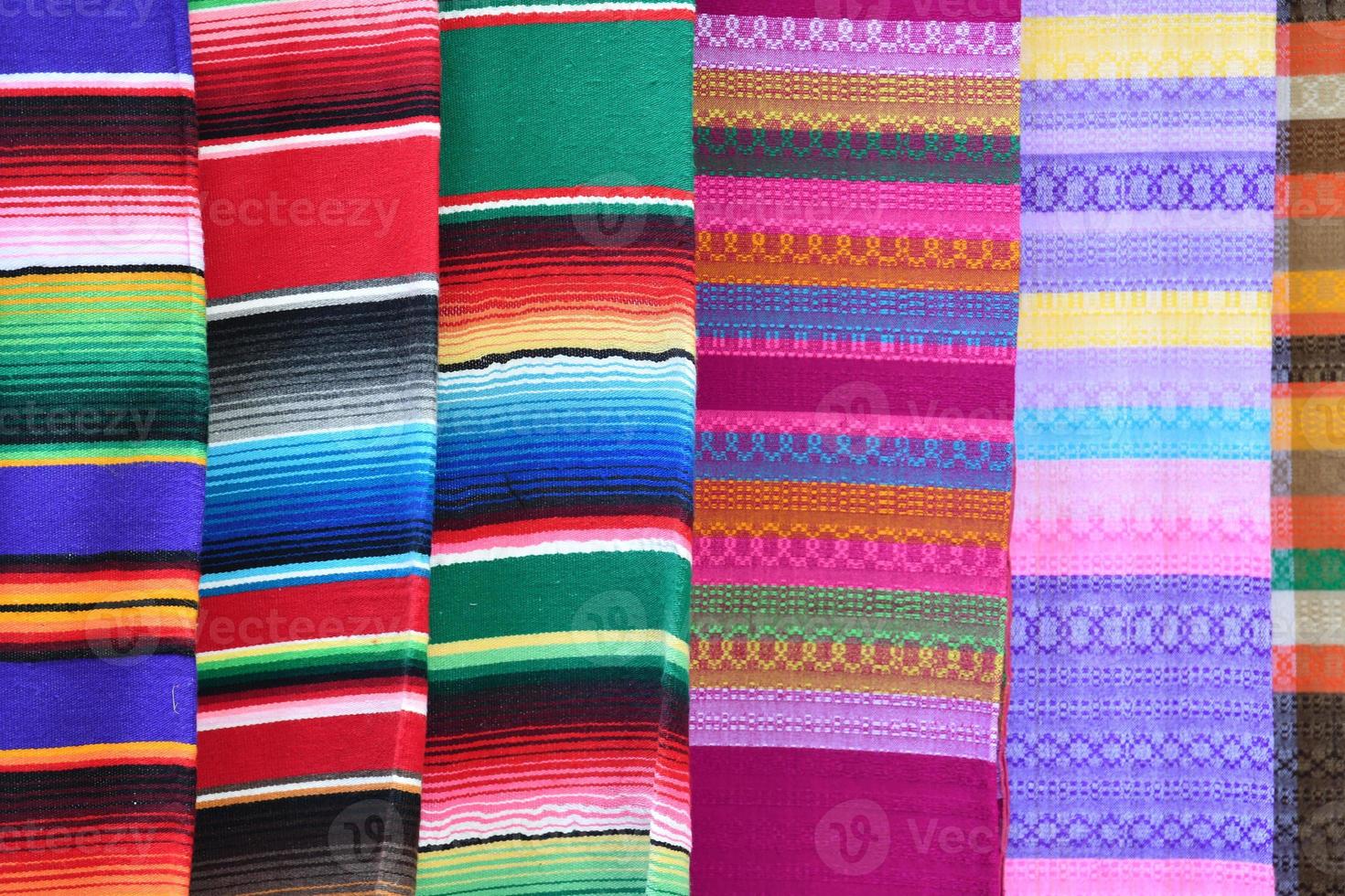 verschillend kleuren Mexicaans kleding stof dichtbij omhoog detail foto