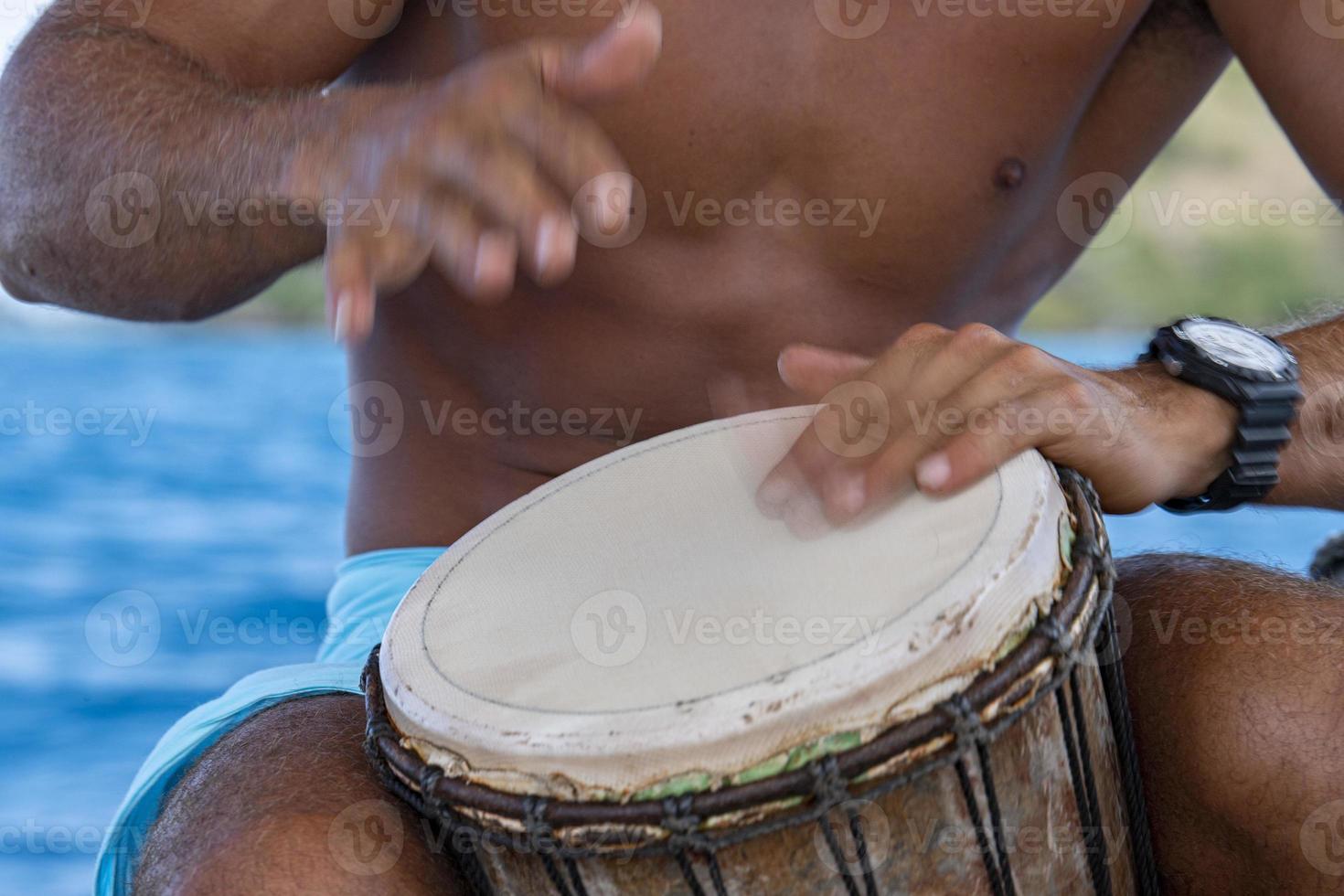 bora bora polynesisch Mens spelen trommel Aan boot foto