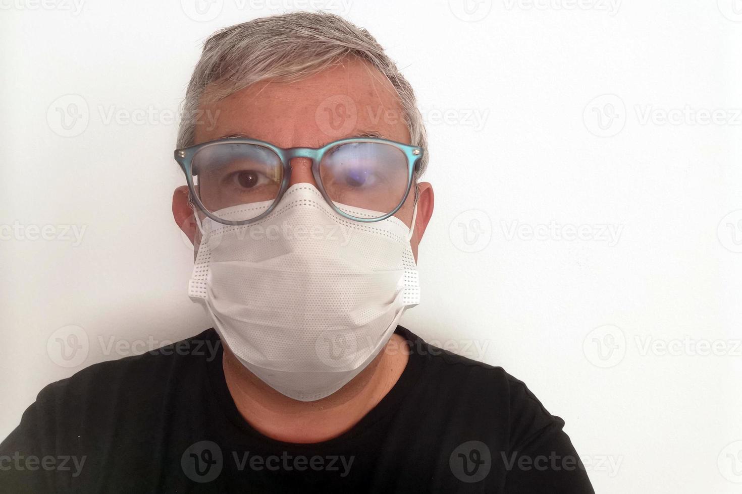 Mens vervelend coronavirus masker foto