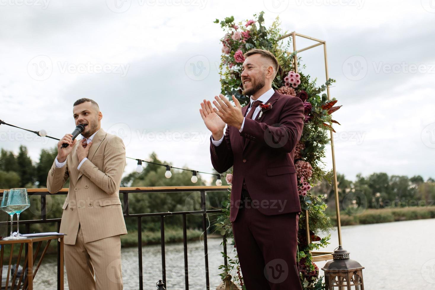 bruiloft ceremonie van de pasgetrouwden Aan de pier foto