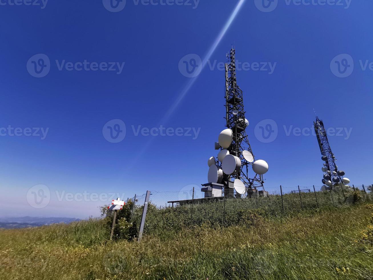 telecom cellulair communicatie antenne toren Aan blauw achtergrond foto