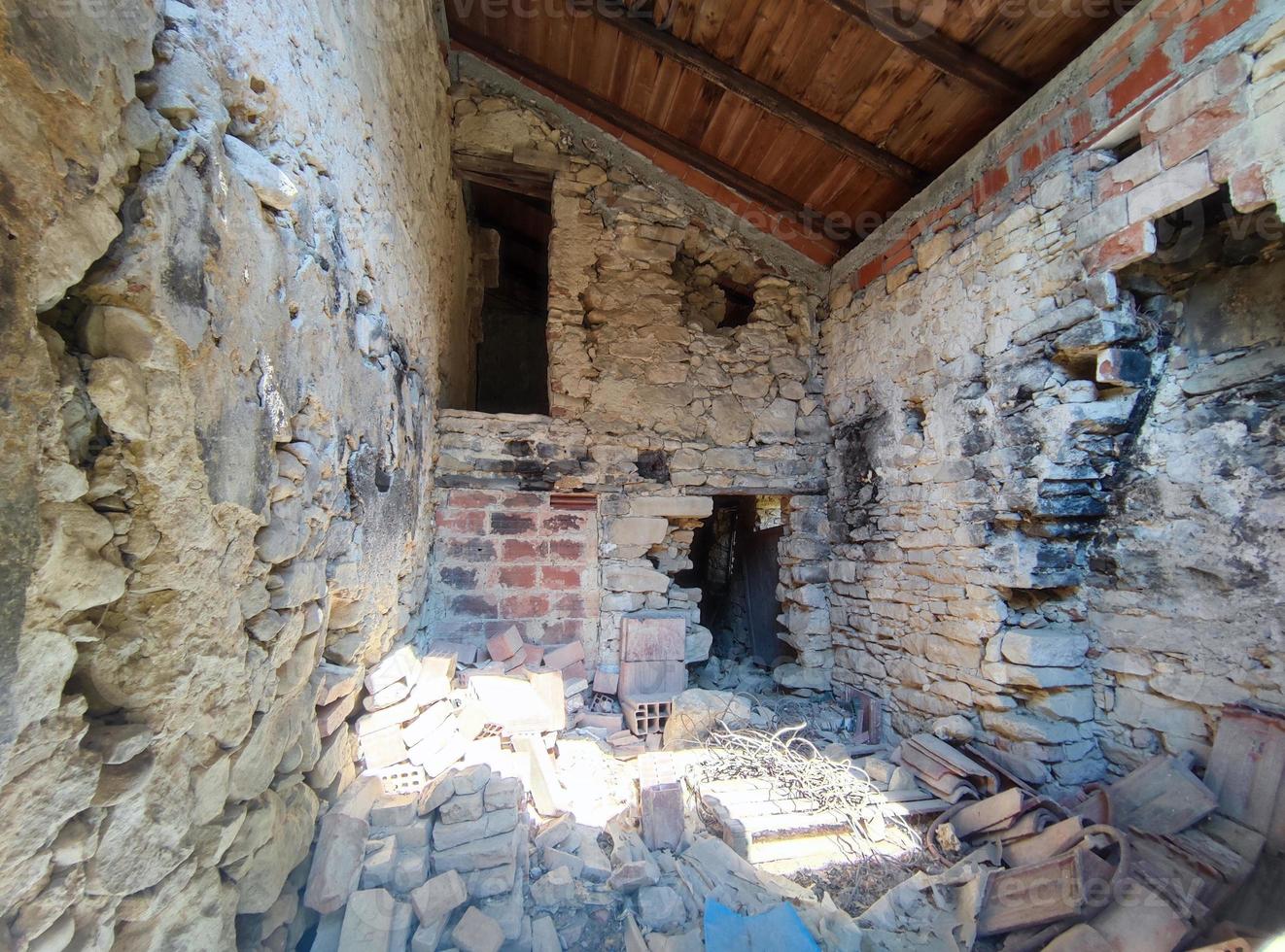 oud verlaten dak ingestort boerderij huis gebouw in Italië foto