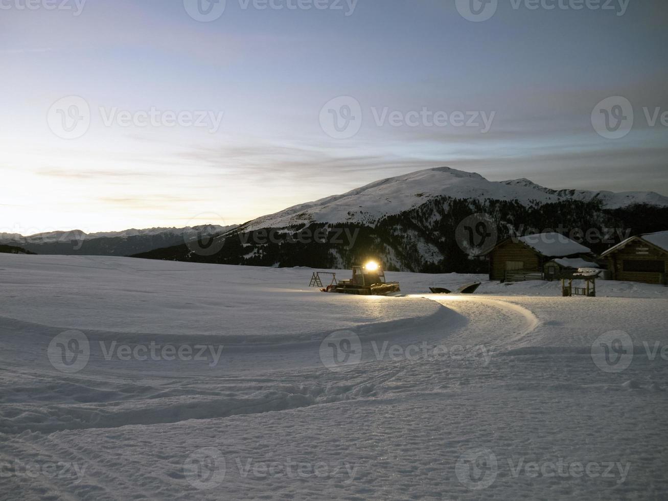 sneeuwscooter Aan ski rennen Bij nacht foto