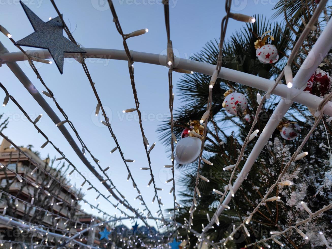 menton, Frankrijk - december 11 2021 - de kerstman dorp Open voor Kerstmis foto