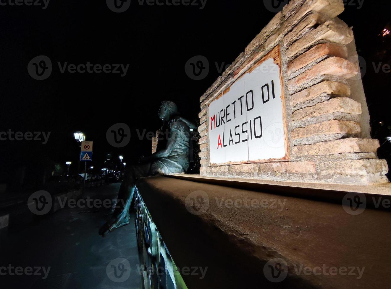 helaas, Italië - december 13 2021 - goed beroemd muretto, beroemdheid muur Bij nacht foto