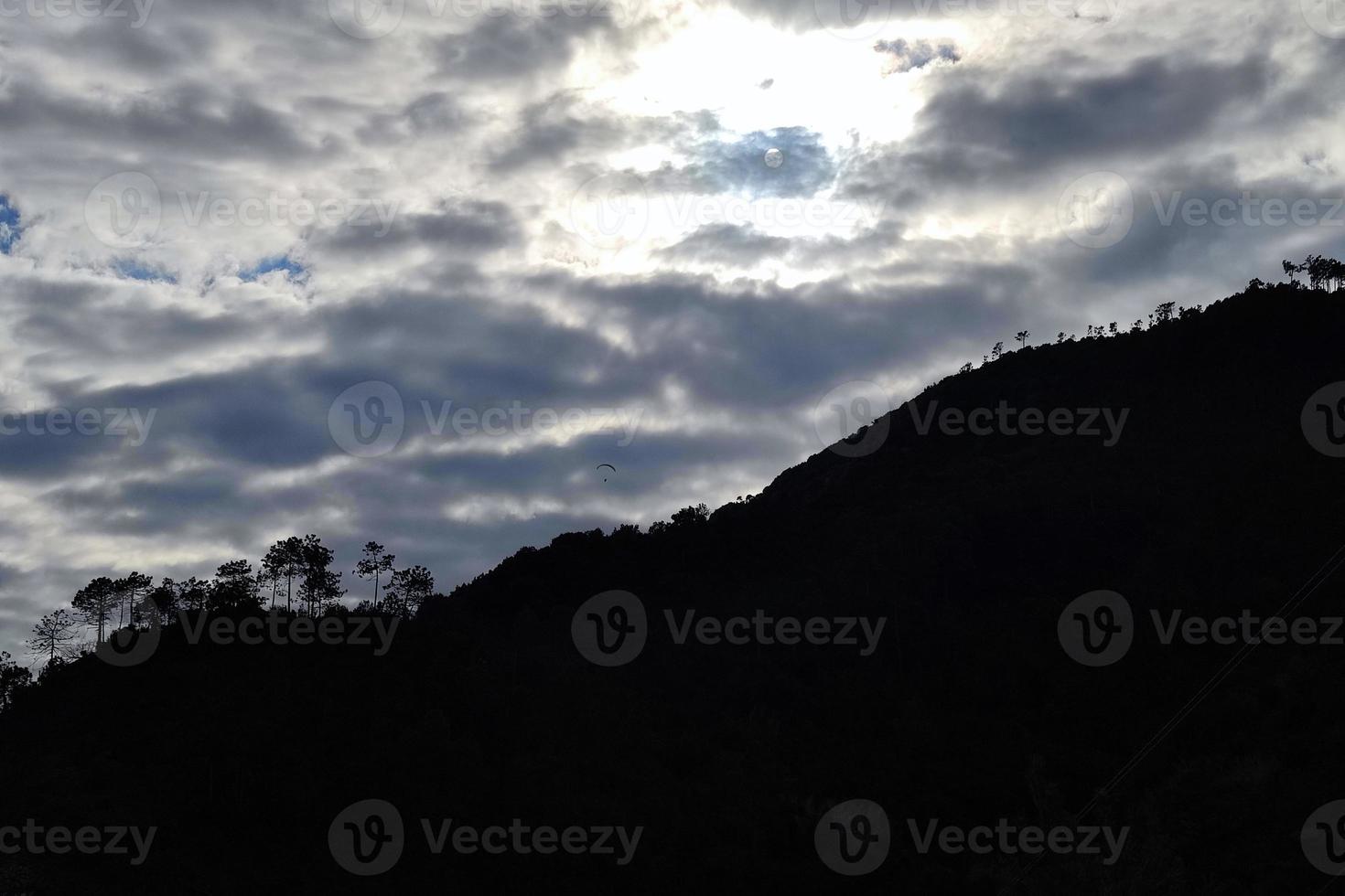 paraglider Aan bewolkt lucht in Monterosso cinque terre Italië foto