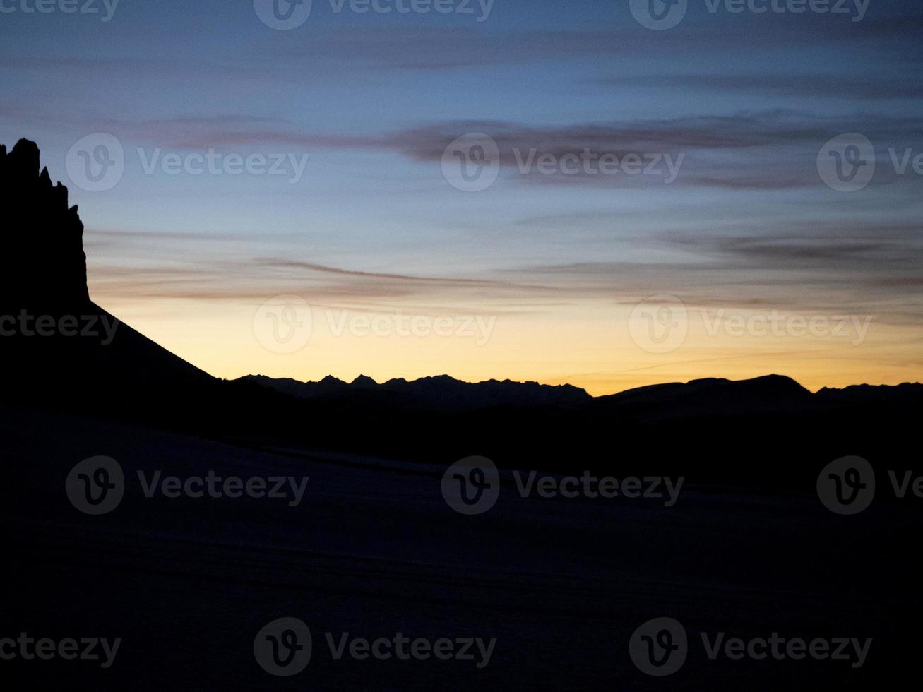 zonsondergang Aan dolomieten bergen visie van passo delle erbe sass de putia winter seizoen foto