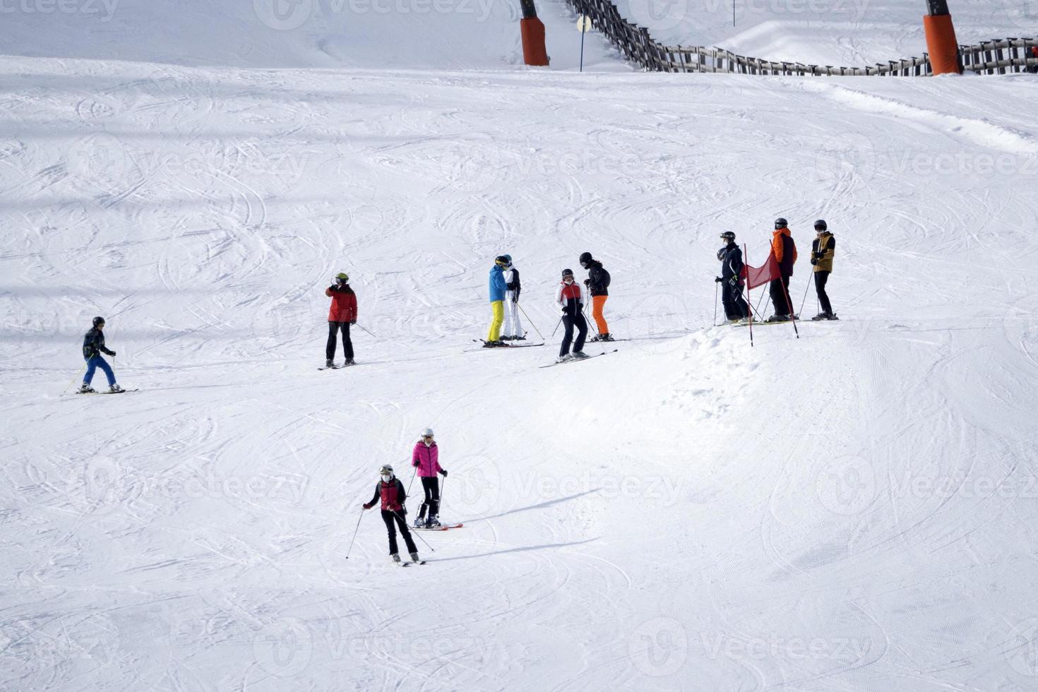 veel skiërs skiën in dolomieten tuina vallei sneeuw bergen foto