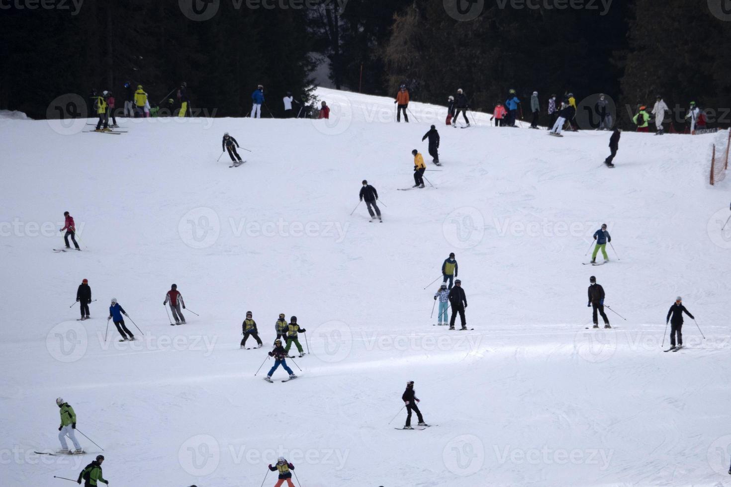 veel skiërs skiën in dolomieten tuina vallei sneeuw bergen foto
