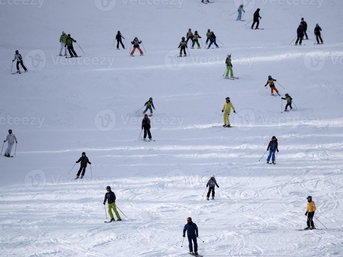 veel skiërs skiën in dolomieten tuina vallei sneeuw bergen foto