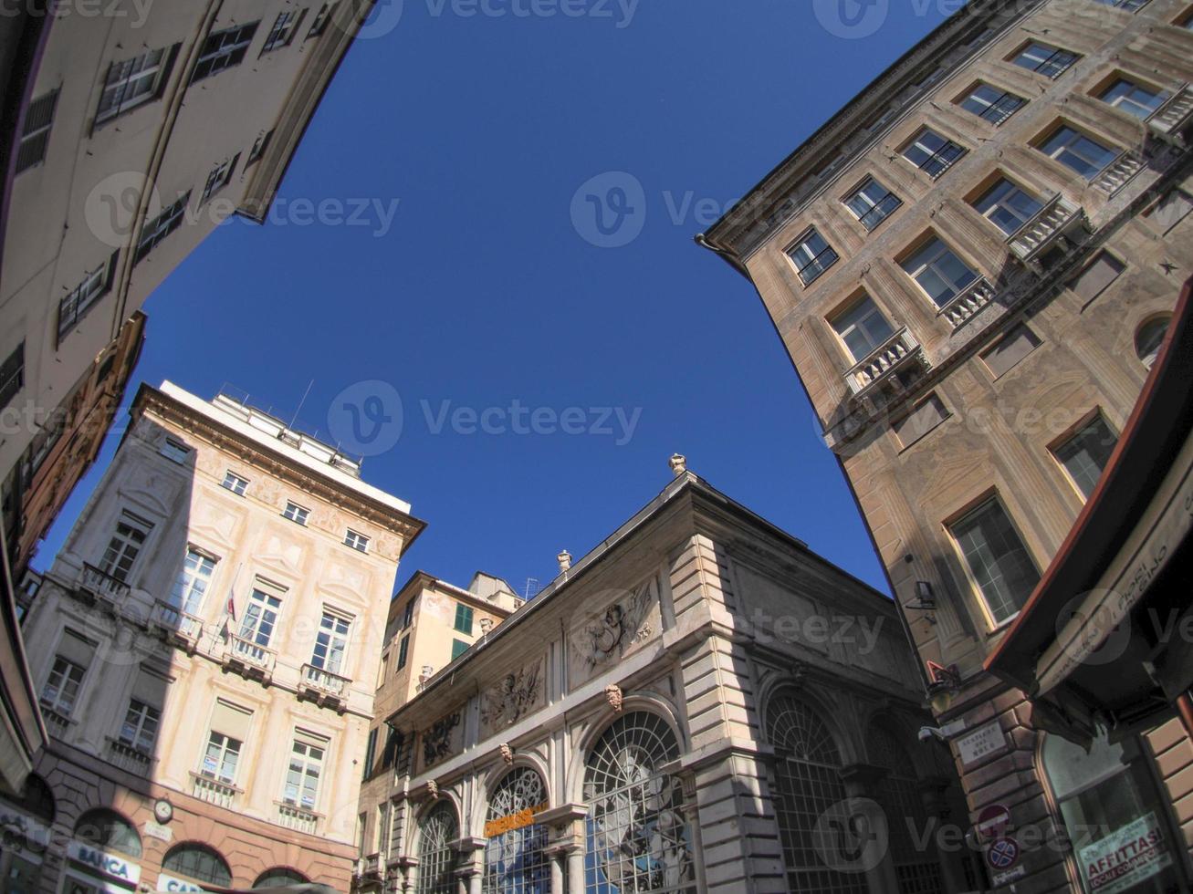 Genua historisch paleis en gebouwen in oud stad- san Pietro in banchi kerk foto