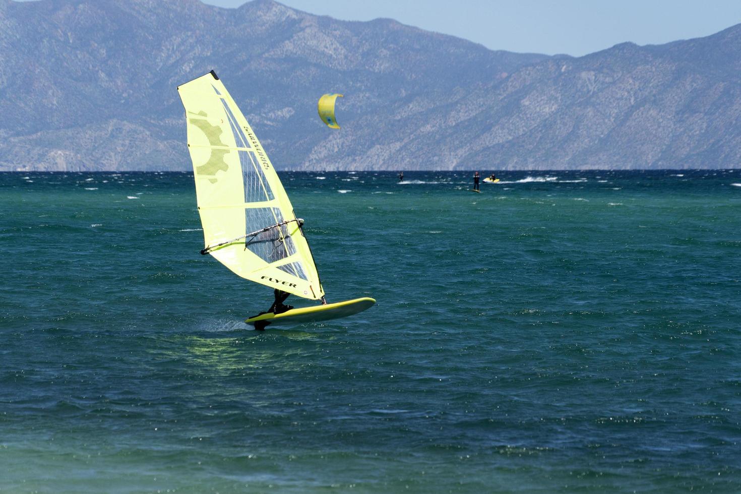 la ventilatie, Mexico - februari 16 2020 - vlieger surfen Aan de winderig strand foto