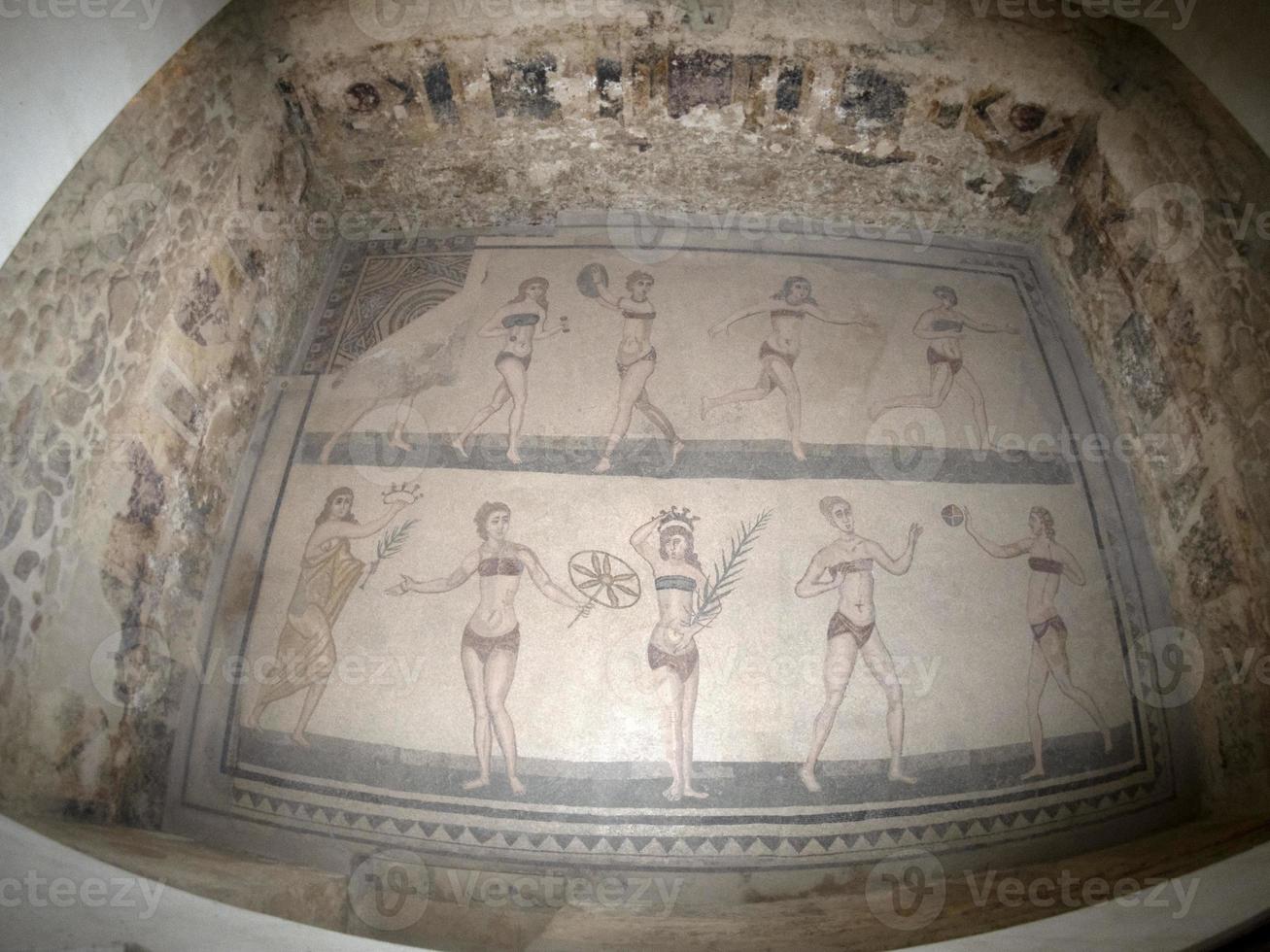 bikini bad meisjes Bij oude Romeins mozaïek- van villa del casa, Sicilië foto