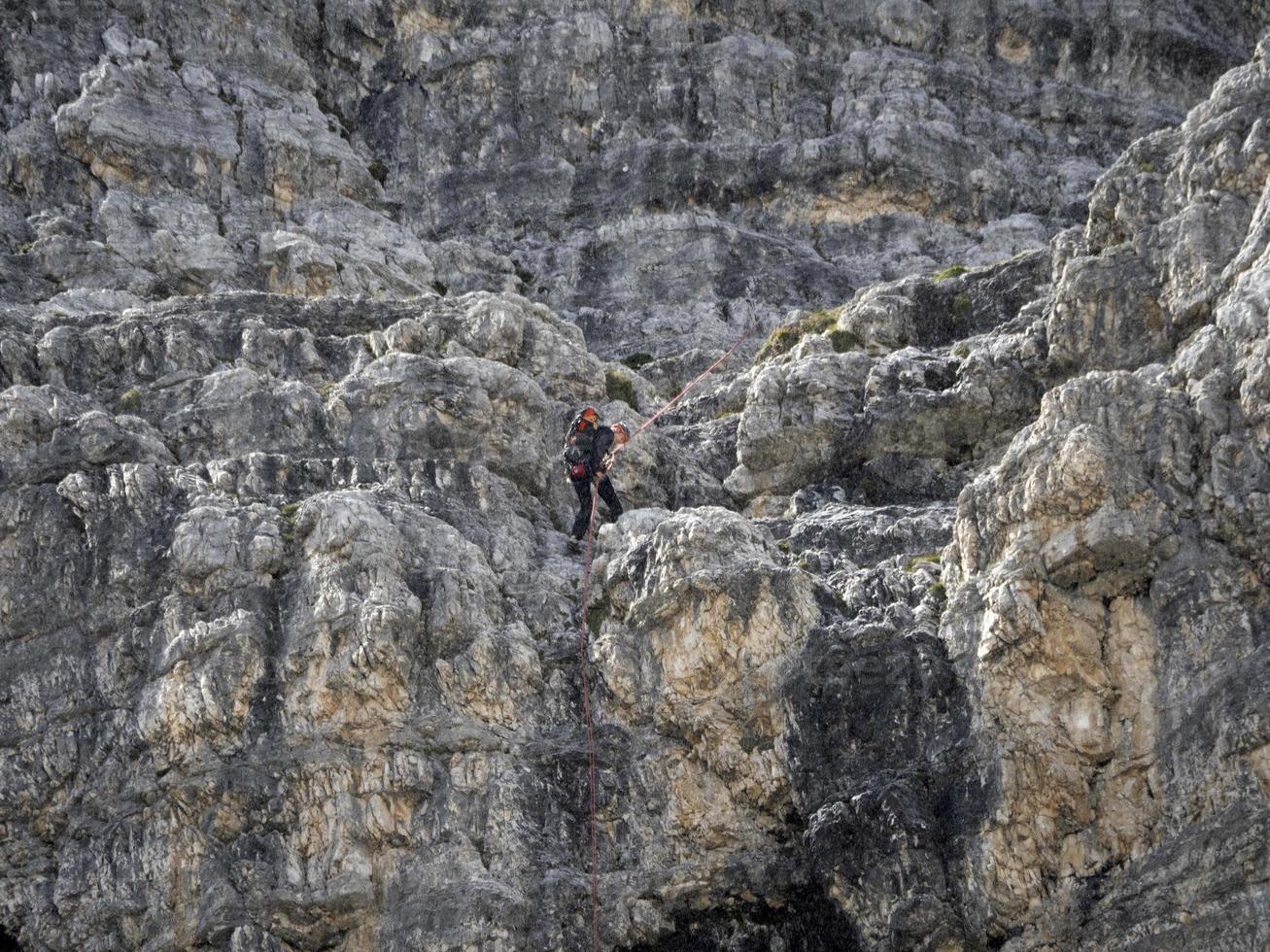 beklimming onder de regen in drie pieken van lavaredo vallei dolomieten bergen foto