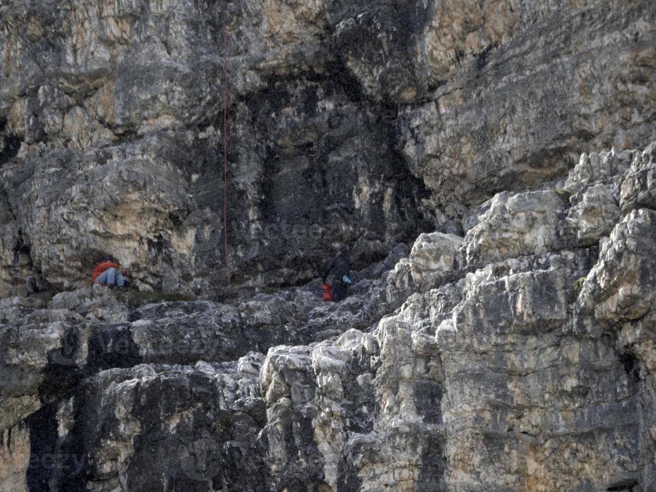 beklimming onder de regen in drie pieken van lavaredo vallei dolomieten bergen foto