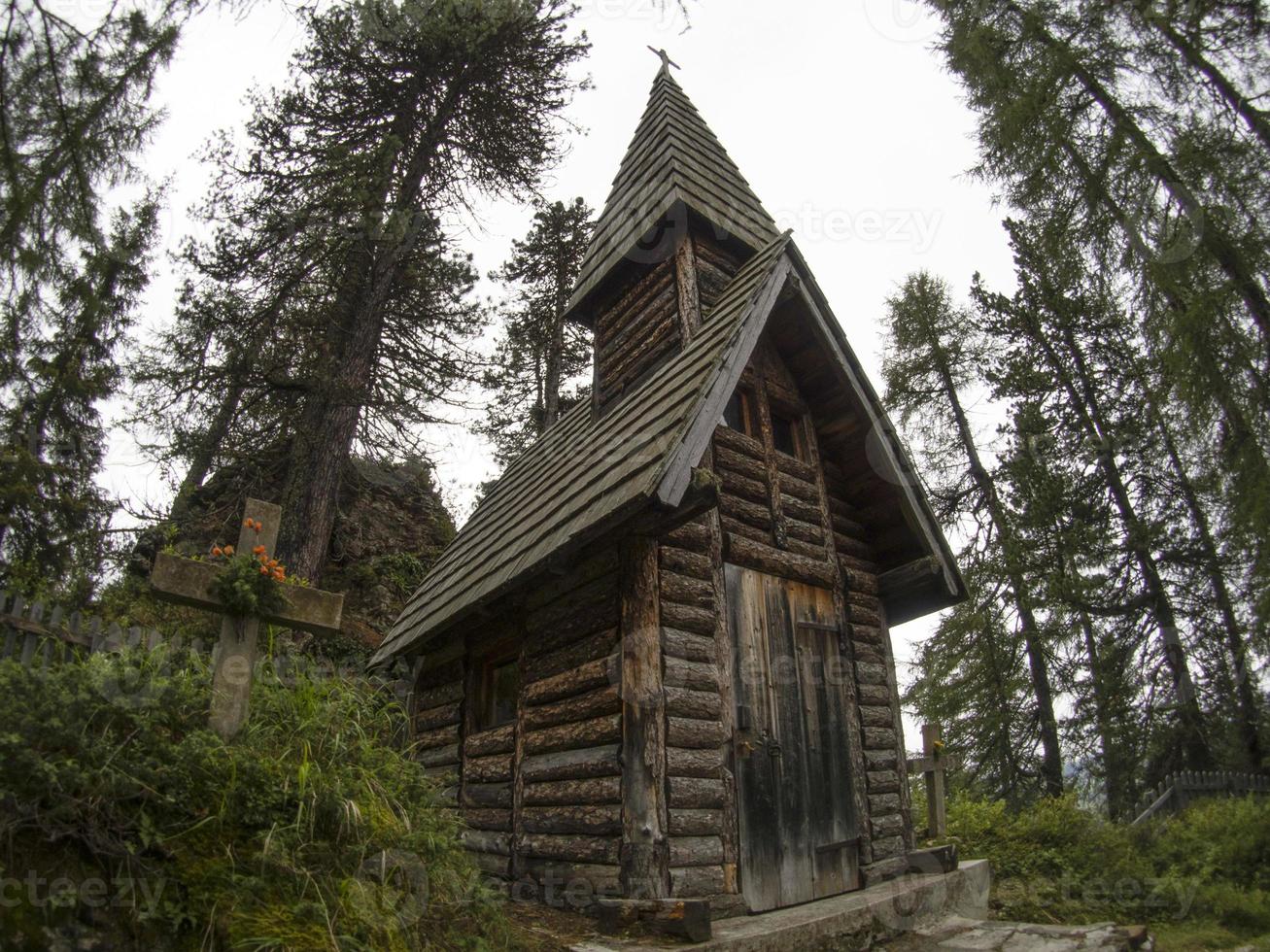 ik wereld oorlog oud hout kerk en begraafplaats in dolomieten valparola foto