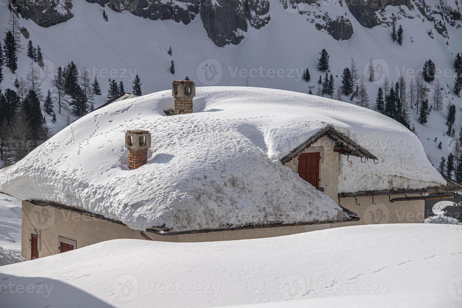 huis hut gedekt door sneeuw in dolomieten foto