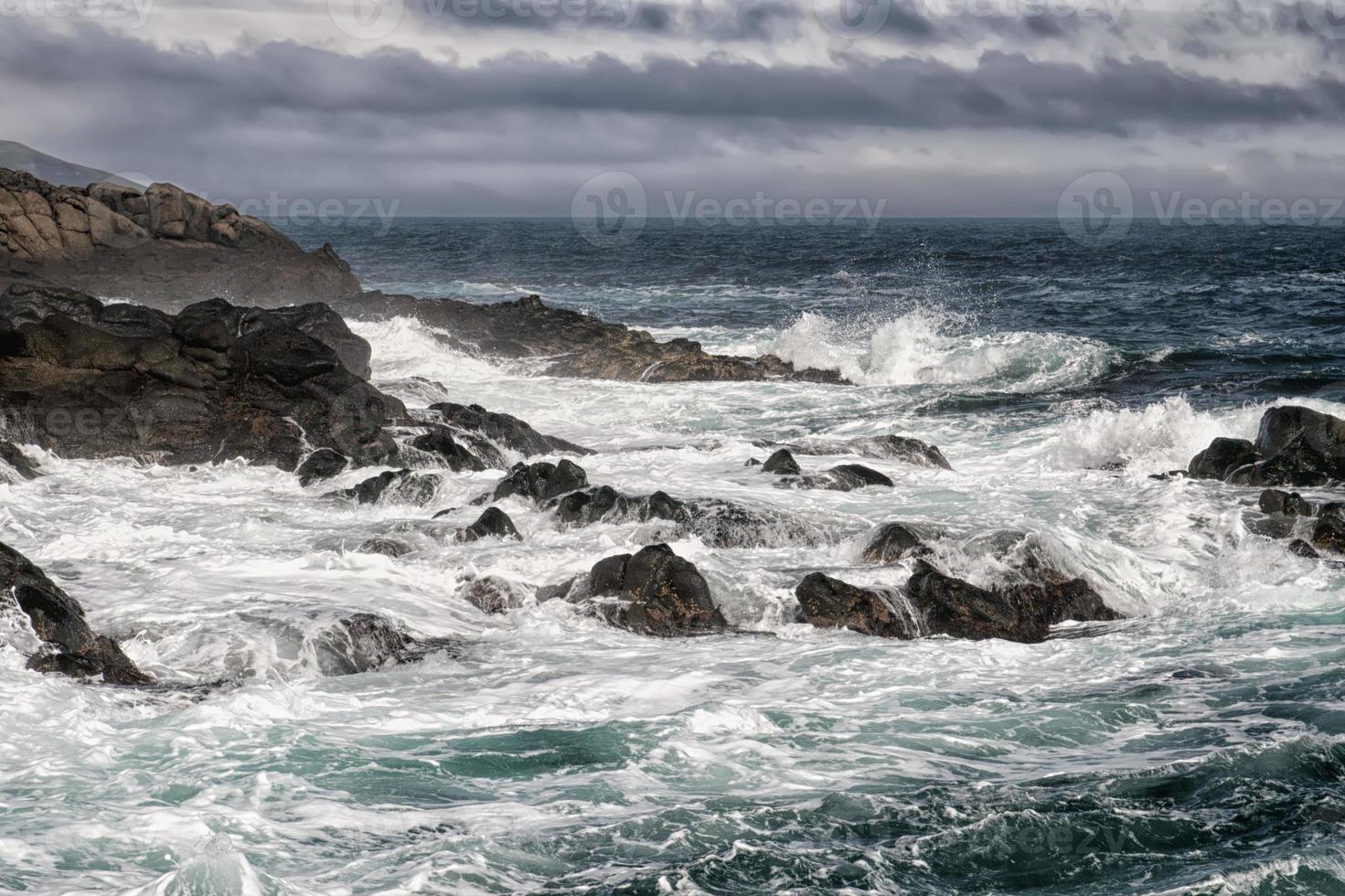 zee in storm in ver oer eiland foto