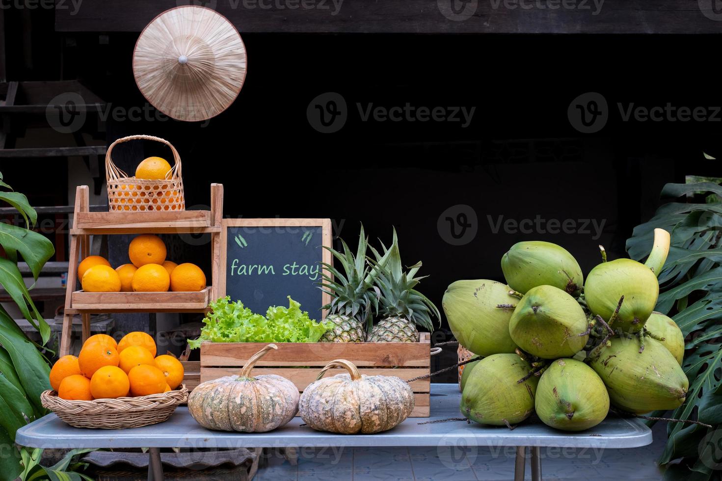 gezond natuurlijk verscheidenheid van fruit Aan de tafel Bij de boerderij blijven foto