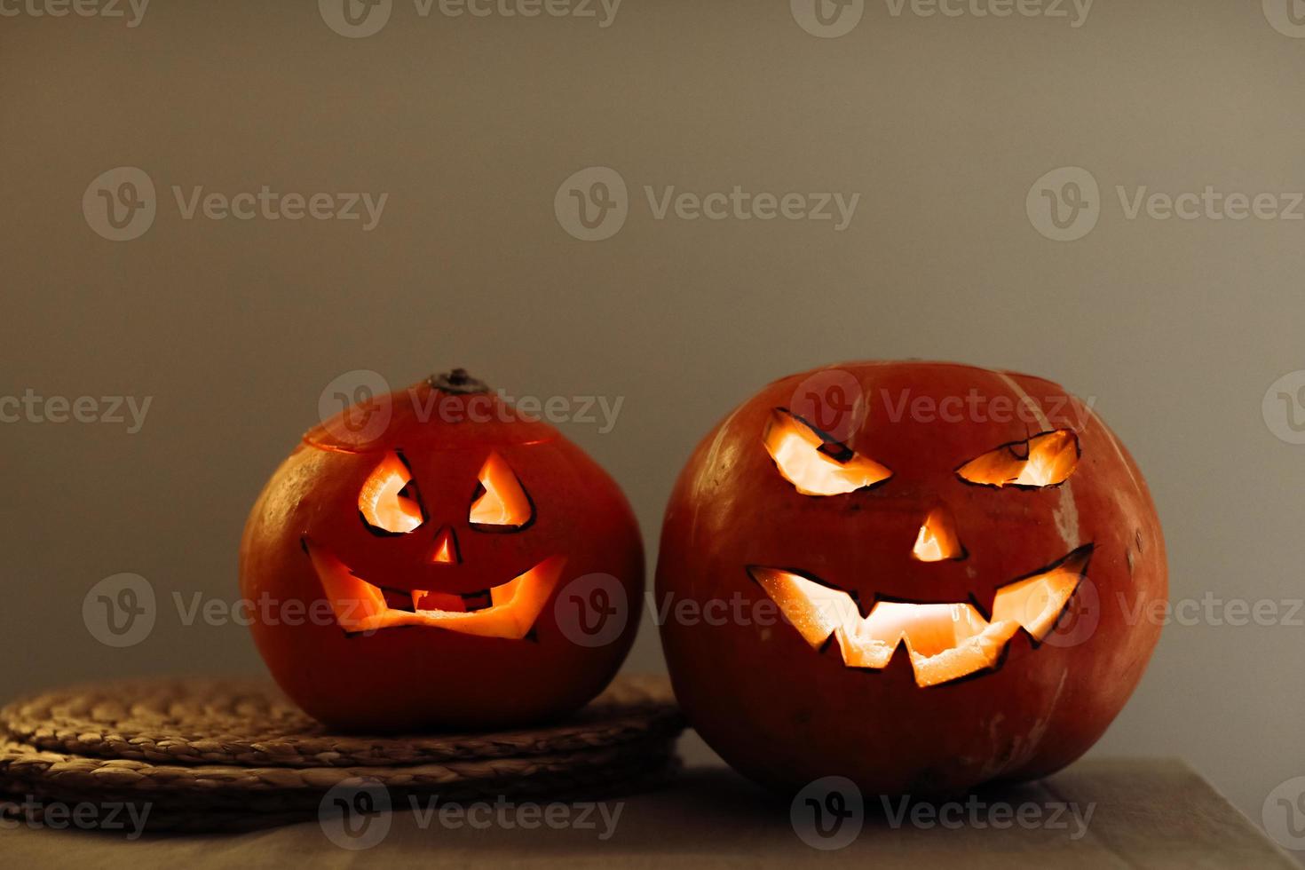 halloween pompoen glimlach en eng ogen voor partij nacht. dichtbij omhoog visie van eng halloween pompoen met ogen gloeiend binnen een donker achtergrond. selectief focus foto