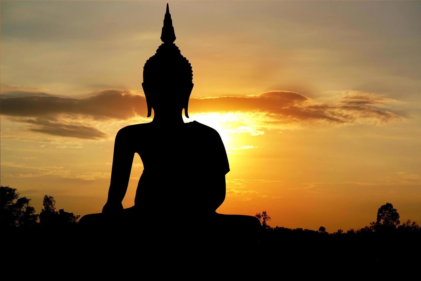 grote Boeddha silhouet zonsondergang background.makha bucha day.vesak day.asanha bucha.buddhist uitgeleend. foto