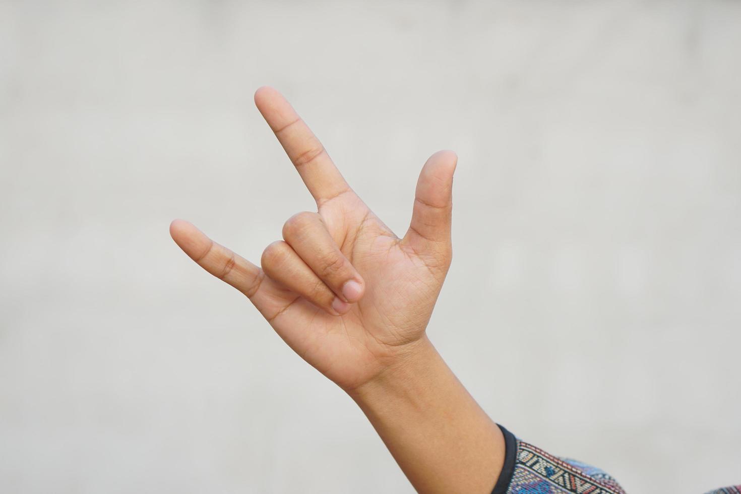 menselijk hand- maken een liefde teken foto