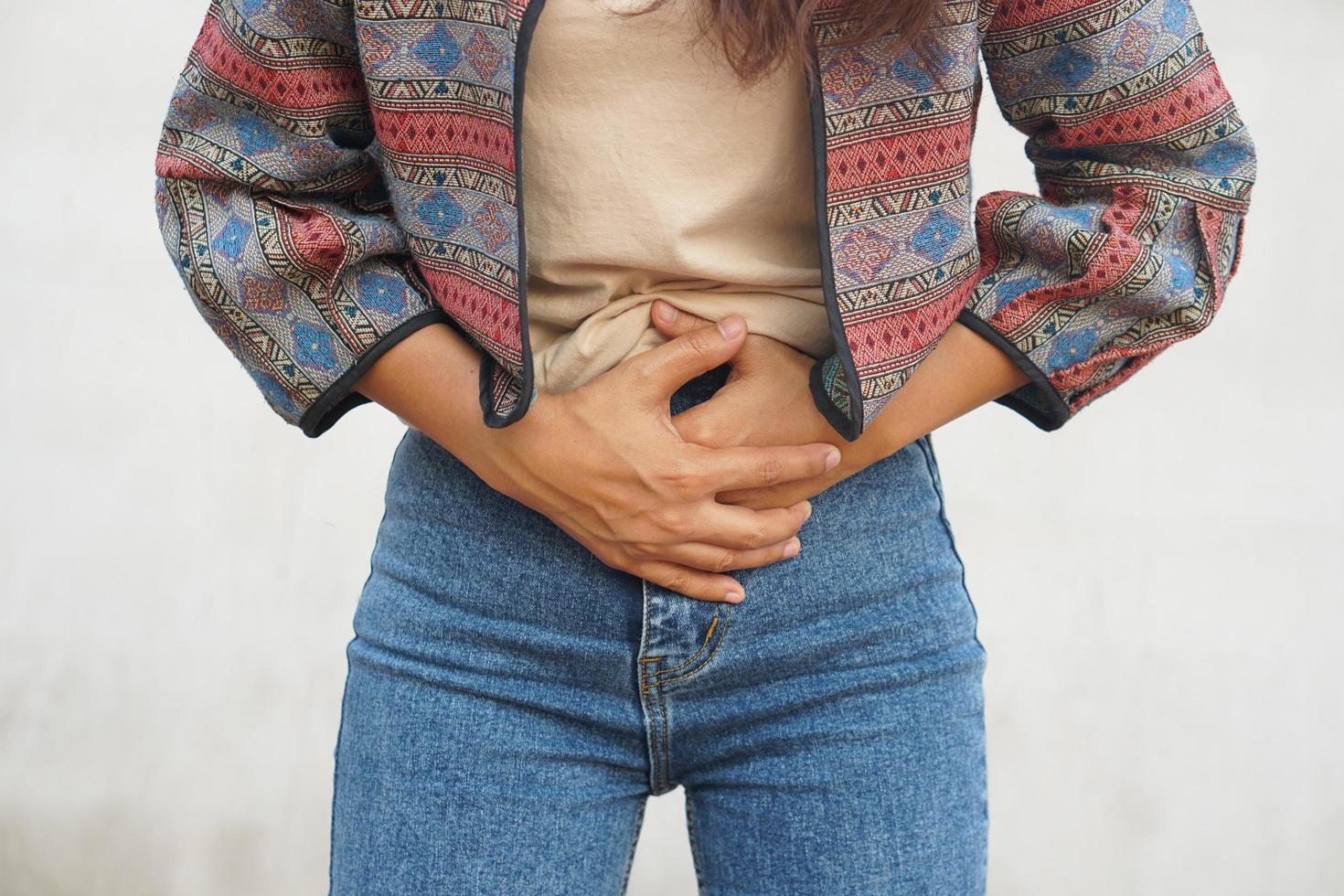 Aziatisch vrouw hebben menstruatie- pijn foto