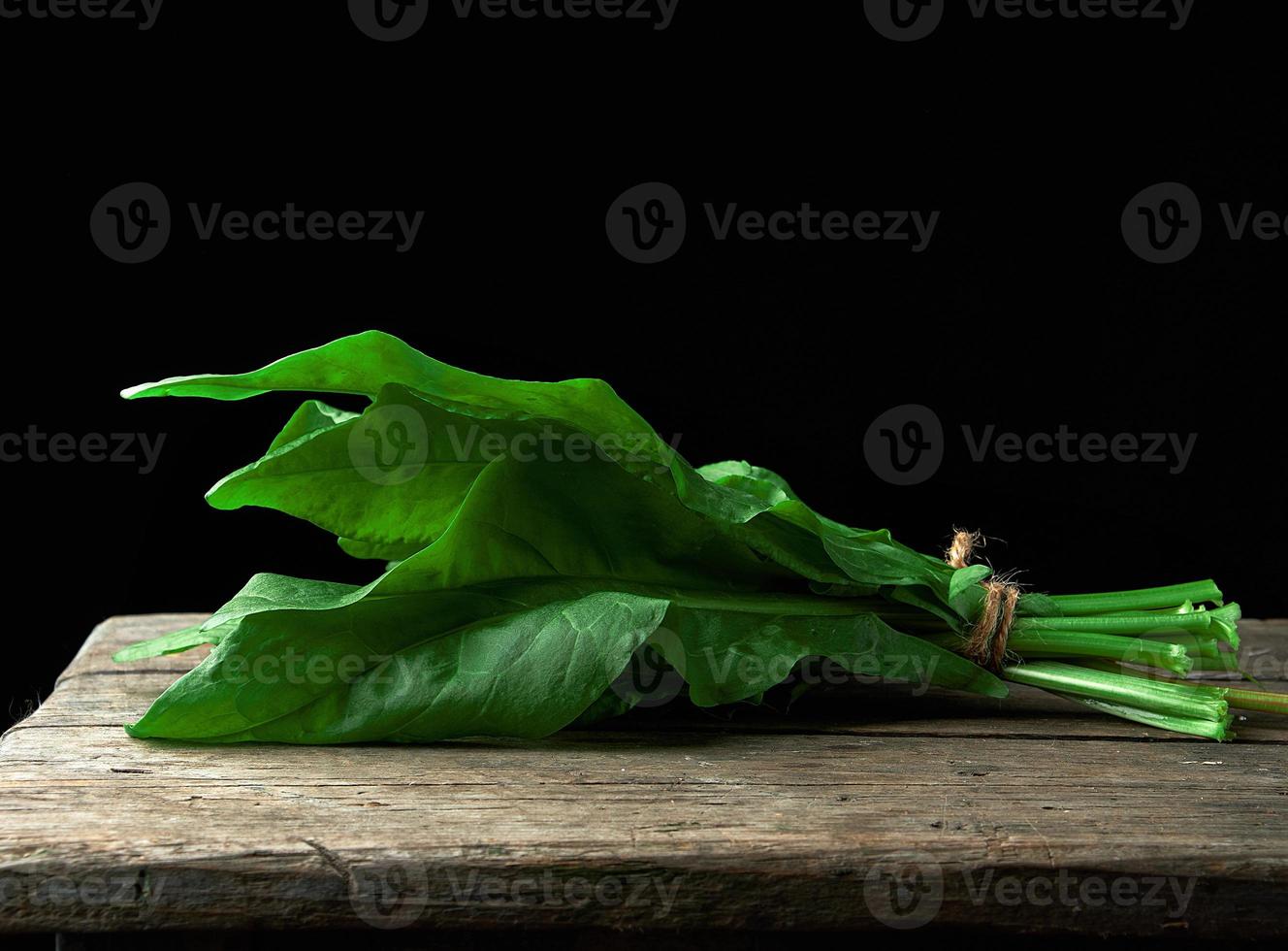 vers groen bladeren van zuring zijn gebonden in een bundel foto