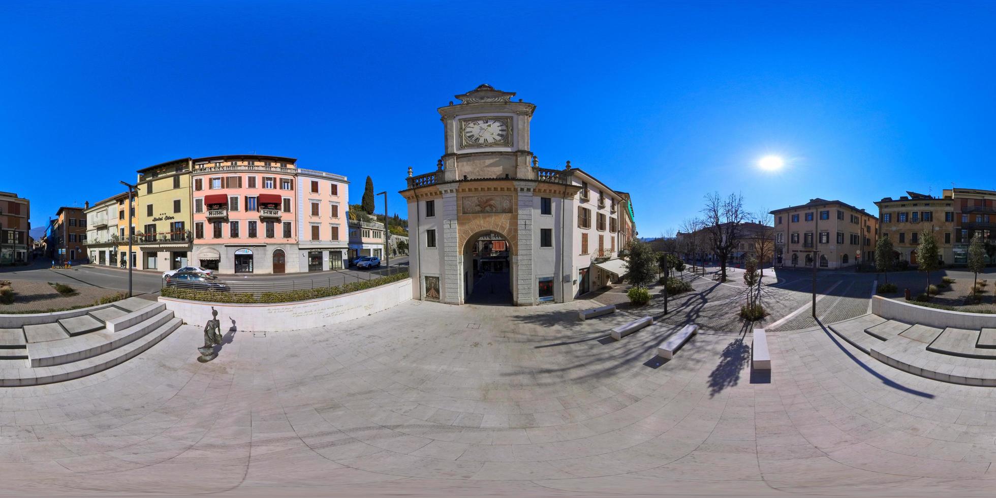 onderzoeken de verborgen edelstenen van salo Aan de Italiaans Garda meer in Italië - 360 panorama, februari 2023 foto