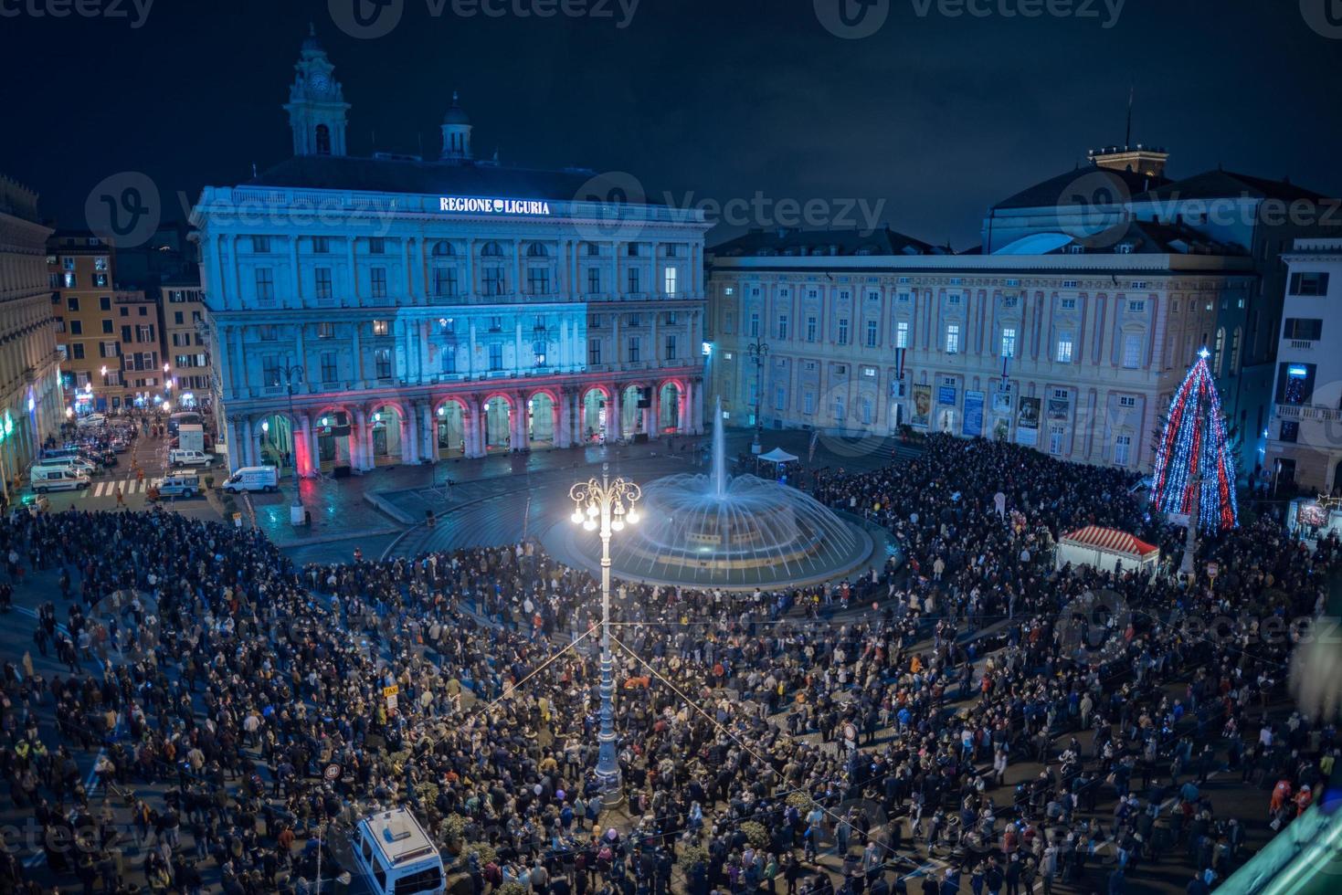 Genua, Italië - december, 19 2015 - gelukkig nieuw jaar en vrolijk Kerstmis vuurwerk foto