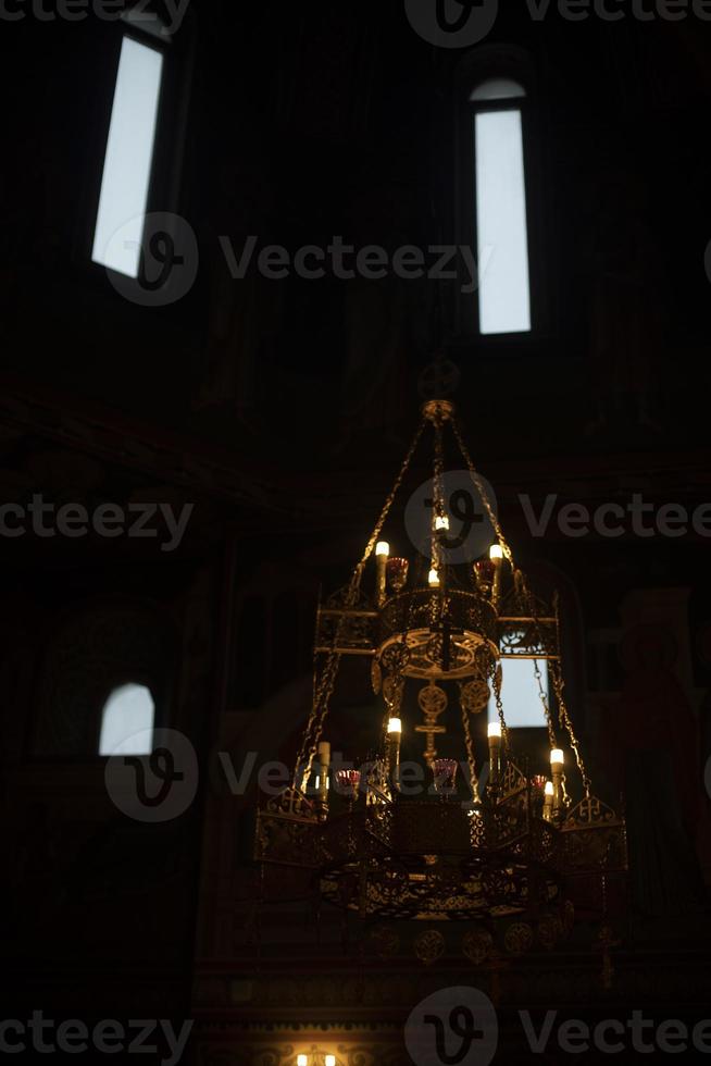 interieur van tempel. antiek kroonluchter. ramen in donker. verlichting in kerk. foto