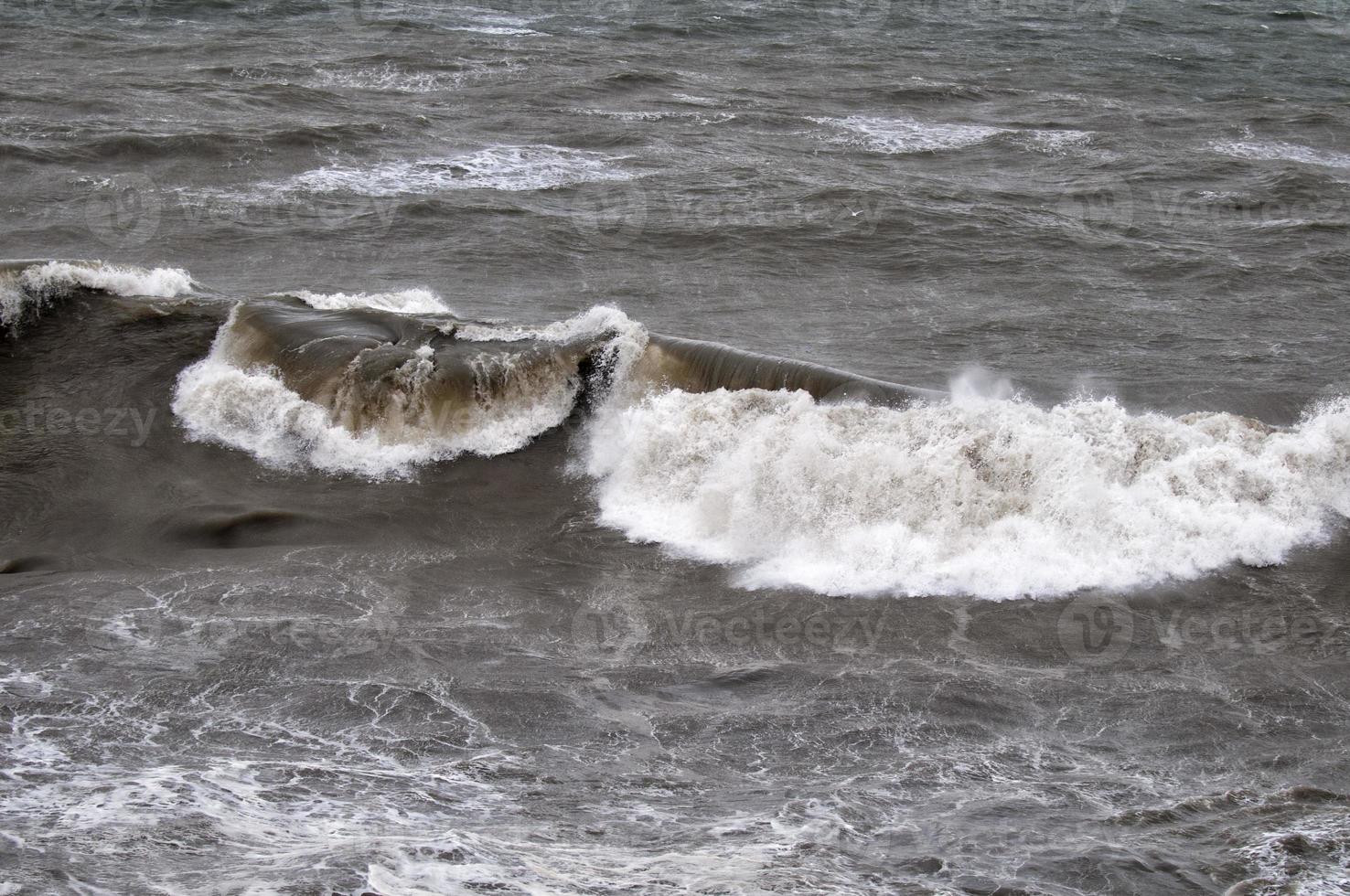 zee storm Aan de kust foto