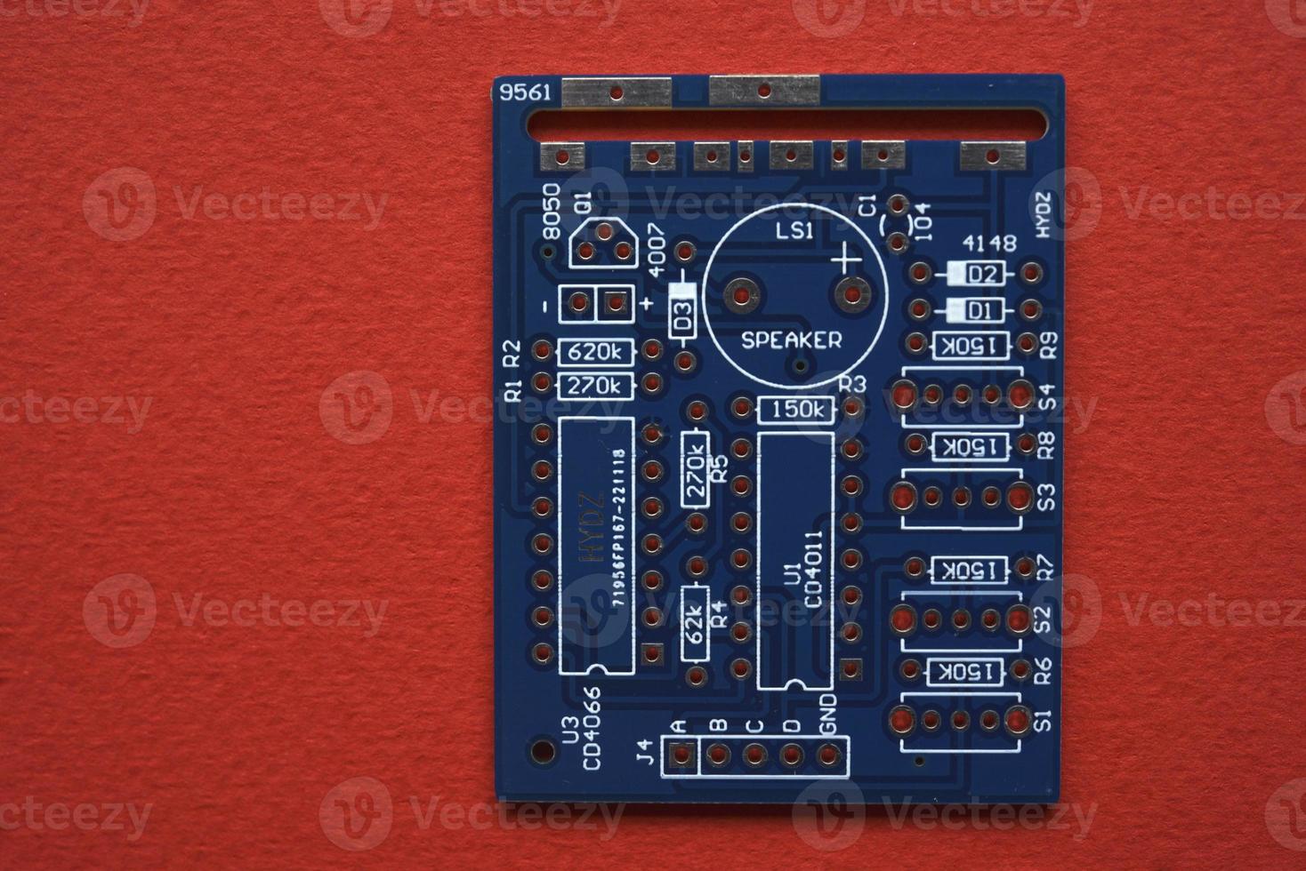 blauw microcontroller chippen. een spaander met een verwerker. een spaander voor in elkaar zetten de apparaat. foto