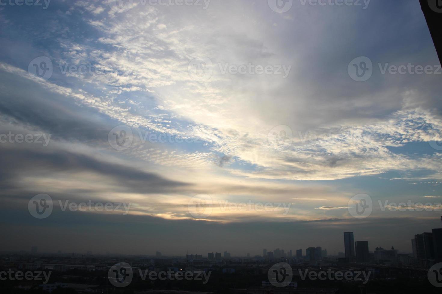 zonsondergang donker blauw wolk met wit gouden licht lucht achtergrond en stad licht middernacht avond tijd foto