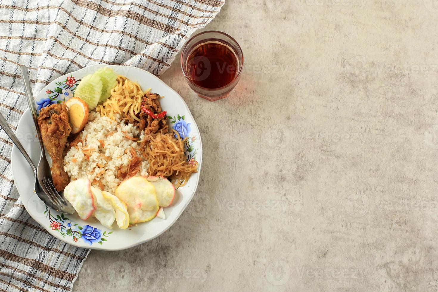 nasi uduk, Indonesisch ontbijt rijst- met divers kant gerecht. foto